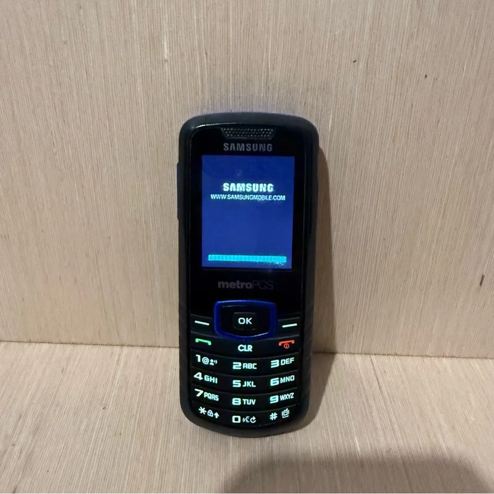 Samsung Cell Phone Model:SCH-R100 Turns On MetroPCS UNTESTED (Read Description)